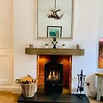 Woodland - Private Courtyard - Pet Friendly Retreat In The Heart Of *