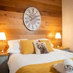 Дом отдыха Woodland - Private Courtyard - Pet Friendly Retreat In The Heart Of *