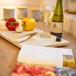 Woodland - Private Courtyard - Pet Friendly Retreat In The Heart Of *