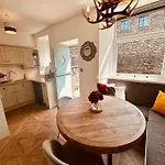 Woodland - Private Courtyard - Pet Friendly Retreat In The Heart Of