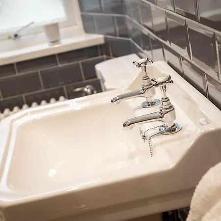 Woodland - Private Courtyard - Pet Friendly Retreat In The Heart Of Holiday home *