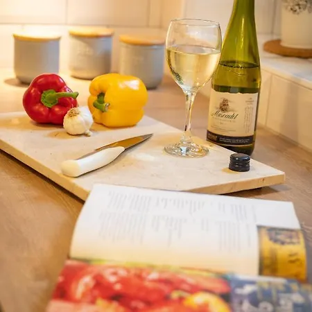 Woodland - Private Courtyard - Pet Friendly Retreat In The Heart Of *