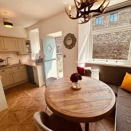 Woodland - Private Courtyard - Pet Friendly Retreat In The Heart Of