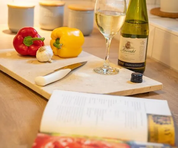 Woodland - Private Courtyard - Pet Friendly Retreat In The Heart Of *